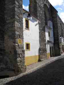 Evora houses use aquaduct for walls 