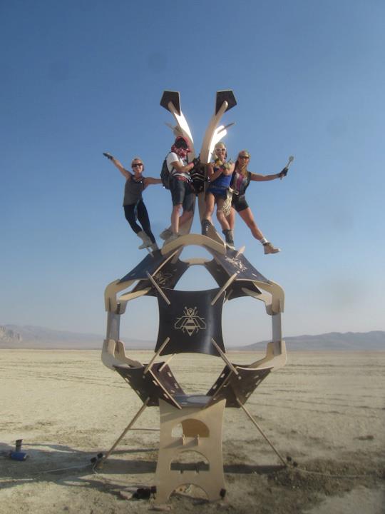 55-b7c7f02162f2187ebcad90a63cce81f8_Otic Way-Satellite with assembly crew